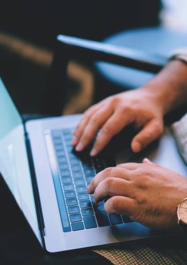 Erkek dövmeli ellerin dizüstü bilgisayardaki klavyeli e-posta mektuplarını kapat, internet kullanıcısının online iletişim için teknolojiyi kullandığına dair yumuşak odaklı görüntüyü kes. Çevrimiçi bankacılık işlemleri