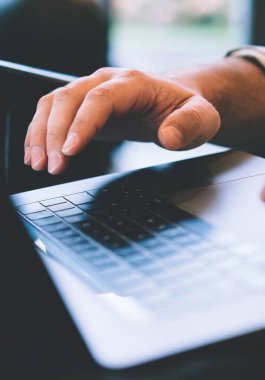 Erkek dövmeli ellerin dizüstü bilgisayarda klavye yazarken görüntüsünü kapat, internet kullanıcısının online iletişim için teknolojiyi kullanırken yumuşak odaklı görüntüsünü kes. Çevrimiçi bankacılık işlemleri