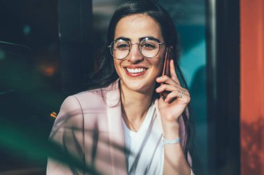 Mutlu hippi kız cep telefonuyla gezmekten memnun. Şehir ortamının keyfini çıkarıyor. Cep telefonuyla konuşan genç bir kadın gençlik hayatı için zaman harcıyor.