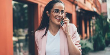 Mutlu Gürcü bayan gezgin tatillerde arkadaşlarıyla telefon görüşmesi yapıyor. Tarihi merkezi ziyaret ediyor. Optik gözlüklü pozitif kadın mobil ağ uygulaması üzerinden arıyor.