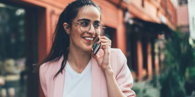 Mutlu Gürcü bayan gezgin tatillerde arkadaşlarıyla telefon görüşmesi yapıyor. Tarihi merkezi ziyaret ediyor. Optik gözlüklü pozitif kadın mobil ağ uygulaması üzerinden arıyor.