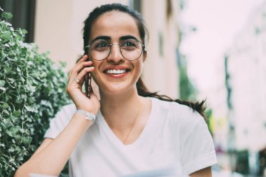 Mutlu kız öğrenci, üniversiteden yaz edebiyatı hakkında konuşmak için en iyi arkadaşına sesleniyor. Kadın okuyucu, en çok satanlar listesi hakkında duygusal olarak uluslararası internet kullanarak konuşuyor.