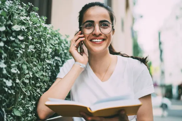 Mutlu kız öğrenci, üniversiteden yaz edebiyatı hakkında konuşmak için en iyi arkadaşına sesleniyor. Kadın okuyucu, en çok satanlar listesi hakkında duygusal olarak uluslararası internet kullanarak konuşuyor.