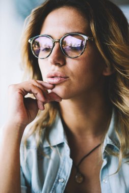 Akıllı durulan hipster kız optik gözlükler içinde göz koruma hissi bilgi üzerinde boş zaman sırasında, beyaz fikirlere düşünceler hakkında düşünme gözler üzerinde karıştı sağlamak için