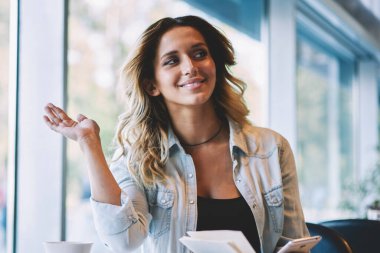 Mutlu gülümseyen kadın rahat kafeteryadan planlama organizasyon süreci ve ortakları ile toplantılar için akıllı telefonda Ajanda uygulaması kullanarak istirahat, pozitif hipster kız hücresel tutarak