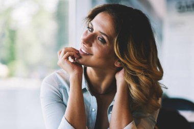 Mutlu başarılı kadın yazar en iyi satıcı için ders kitabı, pozitif hipster kız uzakta sevimli gülümseme ile kafeterya kahve bardağı ile otururken bakarak yazdı için iyi yapılmış bölüm zevk