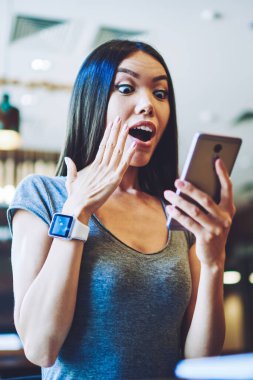 Hayran kadın yeni Web Mağazası Açılış hakkında reklam ile e-posta aldı, sürpriz hipster kız iş meslektaşım ile cep telefonu duygu maaş artışı hakkında heyecan ile tebliğ