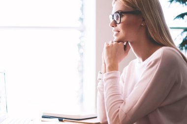 Bilgisayar üzerinden sinema severler web sayfasında komik komedi film online izlerken gözlük başarılı hipster kız, olumlu kadın öğrenci çalışma alanında ilginç Webinar için serbest zaman zevk