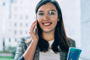 Elinde not defteriyle kameraya gülümseyen neşeli Türk kadın girişimcinin yarı uzunluktaki portresi, internette gezinen arkadaşla uluslararası olumlu bir diyalog kuruyor.