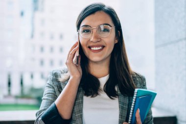 Elinde not defteriyle kameraya gülümseyen neşeli Türk kadın girişimcinin yarı uzunluktaki portresi, internette gezinen arkadaşla uluslararası olumlu bir diyalog kuruyor.