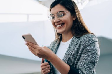 Mutlu milenyum blogcusu, tatilde takipçilerle sohbet eden ziyaretçilerin iyi istatistikleriyle dolu bir e-posta aldı. Akıllı telefon aracılığıyla e-posta yazan neşeli hippi öğrenci.