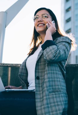 Milenyum kadın serbest çalışanın cep telefonuyla iletişim kurduğu, bilgisayarla uzaktan yakından ilgilenen, cep telefonuyla arkadaşlarıyla iletişim kuran,