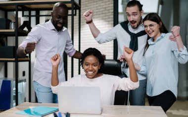 Mutluluktan havalara uçan bir grup girişimci, iş ortaklarından iyi haberler aldı. Girişim projesi yatırımıyla ilgili, internet sitesinde haber okuyan başarılı finans uzmanları.