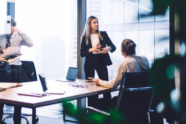 Ofis binasındaki konferans odasında işbirliği ve işbirliği, üretkenlik için beyin fırtınası toplantısında başlangıç projesi için bilgileri kontrol eden zeki yönetici ortaklar.