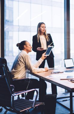 Şirket için finansal girişim projesinde işbirliği yapan profesyonel girişimcilerin beyin fırtınası toplantısı, resmi olarak zeki insanlar çalışma sürecinde birbirlerine danışmanlık yapıyorlar.