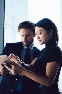 Çeşitli erkek ve kadın ortaklar şirket ofisinde çalışırken posta kutusuna bakıyorlar, 4G kablosuz internet bankacılığı için teknolojiyi kullanan çok kültürlü girişimciler