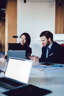 Zeki erkek ve kadın ortaklardan oluşan bir grup, masaüstü bilgisayarları ve internet siteleri için modelleri olan finansal deneyimler hakkında konuşuyor ve danışmanlık yapıyorlar.