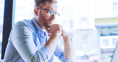 Ciddi erkek yazılım geliştirici laptop uygulaması ve hata üzerinde durulması hissi iyi WiFi bağlantısı kontrol programı kodu ile kafe iç uzaktan çalışma, mesafe iş kavramı