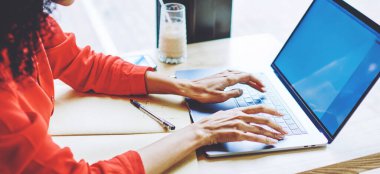 Kitap yeni bölüm oluştururken dizüstü uygulamada siyah kadın Freelancer yazarak metin, modern Netbook antivirüs uygulaması güncelleme Afro Amerikan kadın, teknoloji ve iletişim kavramı