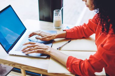 Kitap yeni bölüm oluştururken dizüstü uygulamada siyah kadın Freelancer yazarak metin, modern Netbook antivirüs uygulaması güncelleme Afro Amerikan kadın, teknoloji ve iletişim kavramı