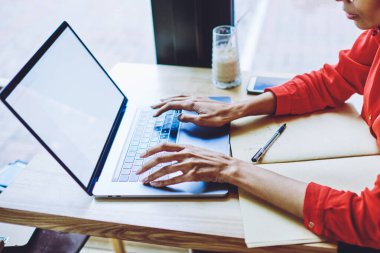 İnternet reklam, mesafe iş kavramı için kopyalama alanı alanı ile dizüstü cihazda Takvim uygulaması ararken görüşmeler için ciddi Afro Amerikan gazeteci planlama takvimi