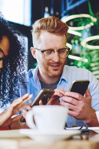 Millennial hipster çocuklar kahve dükkanında toplantı sırasında canlı iletişim görmezden ve kamu internet bağlantısı, teknoloji ve nesil kavramı kullanarak Smartphone Gadget 'lar üzerinden online sohbet