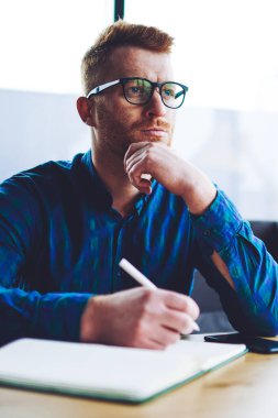 Görme düzeltme için gözlük pensive hipster adam üniversite ders çalışmaları planlama ve organizasyon çalışma süreci hakkında düşünme, düşünceli erkek öğrenci içerik metin oluşturma düşünme
