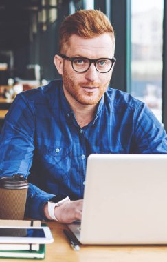 Kamera bakarak ciddi hipster adam portre uzak iş birliktelik sırasında Web sitesi için program kodu yazarak yakın kadın meslektaşım, insan ve kadın proje için bilgi arama ekibi