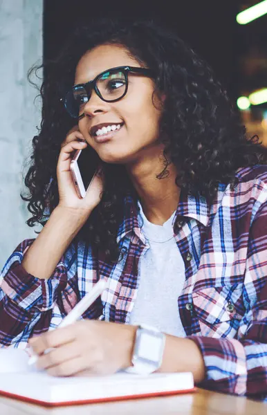 Pozitif kadın öğrenci hücresel Gadget 4g internet bağlantısı kullanarak Discus üniversite programı için arkadaşınıza arama, mutlu hipster kız kolej Kampüsü 'nde öğrenme ve mobil konuşma yapma