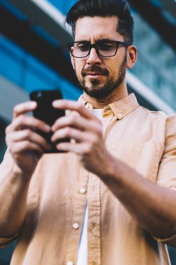 Optik gözlüklü yakışıklı bir adamın bakış açısının altında sosyal ağlar için profili güncellemeye odaklanmış bilgili internet uygulaması, teknoloji konsepti ile kablosuz internet bağlantısı