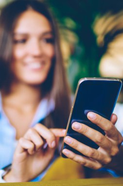 Modern cep telefonu olan, boş zamanlarında arkadaşlarıyla uygulama yoluyla sohbet eden, akıllı telefon cihazıyla çevrimiçi mesaj gönderen kadınlara odaklan.