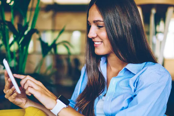 Başarılı hipster kızı dijital tabletle alışveriş yaparken kapalı alanlarda iyi internet bağlantısı kuruyor. Olumlu genç kız arkadaşlarıyla modern dokunmatik ped üzerinde yeni uygulamalar aracılığıyla iletişim kuruyor.