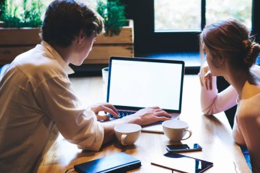 Yetenekli erkek ve kadın öğrencilerin internet reklamınız için boş ekran alanı olan dizüstü bilgisayardan medya dosyalarını indirmesi, bin yıllık blog yazarlarının takipçilerle çevrimiçi sohbet etmesi