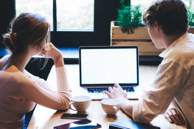 Erkek ve kadın, internet siteniz için ekran oluşturan dizüstü bilgisayardaki online multimedya dosyalarını düzenlemek için yeni uygulama arıyor, bankacılık sırasında ödeme yapan bin yıllık blog yazarları