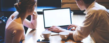 Yetenekli erkek ve kadın öğrencilerin internet reklamınız için boş ekran alanı olan dizüstü bilgisayardan medya dosyalarını indirmesi, bin yıllık blog yazarlarının takipçilerle çevrimiçi sohbet etmesi