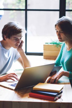 Zeki erkek ve bayan öğrenciler üniversite dersleri için araştırma yapıyorlar. Laptop cihazında öğrenim görüyorlar. Akıllı hipsterler, internet üzerinden okumak için üniversite kampüsünde vakit geçiriyorlar.