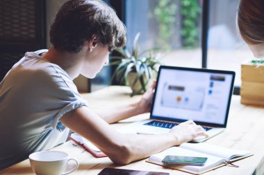 Becerikli erkek ve kız öğrencilerin birlikte vakit geçirmeleri ve bilgisayar aracılığıyla içerideki kablosuz internete bağlanmaları, zeki hippilerin çalışma planları için bilgi araması.