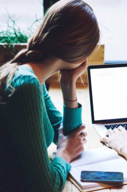 İnternet reklamınız için gerekli alanı oluşturan dizüstü bilgisayarda birlikte çalışan yetenekli erkek ve kadın. Üniversite web sitesinde haber okuyan zeki hipsterler.