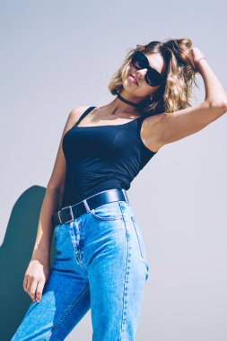 Çekici Kafkas modelinin yarı uzunlukta portre reklam metin için kopya uzay alanı yakın poz, şık güneş parlak gün boyunca promosyon arka plan yakın kamera bakarak güzel kadın