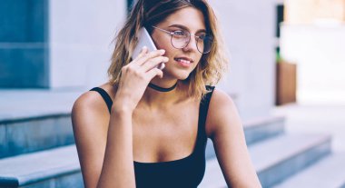 Pozitif kadın öğrenci kentsel ayarı üzerinde Smartphone Gadget üzerinden üniversiteye sonra arkadaş ile iletişim, çekici hipster kız arkadaş arama mobil uygulama ve 4g internet dolaşım kullanarak