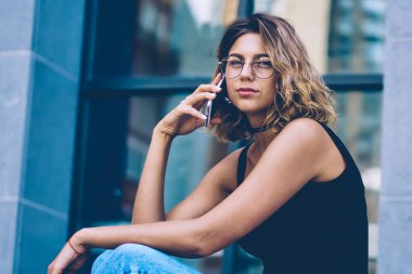 Genç ve güzel bir kızın portresi kameraya bakarken müşteri hizmetlerini arıyor. Gezici bağlantıların detaylarını tartışıyorlar. Genç çekici hippi kız telefon konuşması yapıyor.