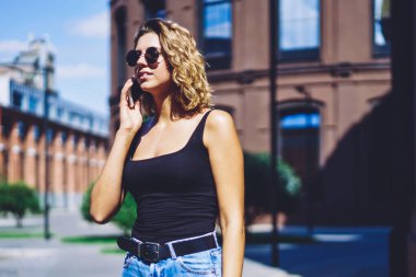 Güzel hippi kız, yaz şehrinde yürürken arkadaşlarıyla cep telefonuyla iletişim kurmak için gezinen bağlantıyı kullanıyor. Milenyum kadını hesap bakiyesini kontrol etmek için operatöre telefon ediyor.