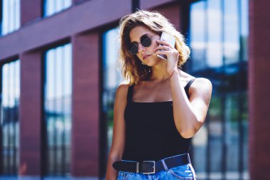 Genç bir kadın operatörle iletişim kurarak gezici bağlantıyı, çekici bir kadının iş arkadaşını cep telefonu uygulaması, teknoloji konsepti ve uluslararası konuşma yoluyla aramasıyla ilgili ayrıntıları tartışıyor.