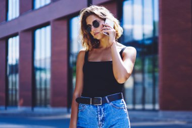 Genç bir kadın operatörle iletişim kurarak gezici bağlantıyı, çekici bir kadının iş arkadaşını cep telefonu uygulaması, teknoloji konsepti ve uluslararası konuşma yoluyla aramasıyla ilgili ayrıntıları tartışıyor.