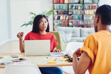 Afrika kökenli Amerikalı hippi erkek ve kadın, evin içinde otururken tartışıyorlar. Esmer tenli arkadaşlar birlikte çalışıyorlar. Kadın, erkeğe bakış açısını anlatıyor.