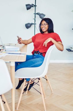 Afrika kökenli Amerikalı erkek ve kadın öğrenciler, modern teknolojileri araştırma için kullanırken masada birlikte oturuyorlar. Koyu tenli gülümseyen bir çift, evde serbest çalışıyor, masada oturuyorlar.