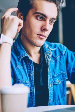 Pensive hipster adam dizüstü bilgisayarda iyi internet bağlantısı kullanarak programlama ve yazılım geliştirme hakkında ciddi web semineri izlerken, sosyal ağlarda siyasi haber okuma adam düşünme