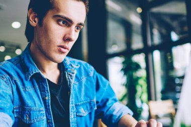 Ciddi erkek bu profesyonel dizüstü bilgisayar ile uzaktan çalışan yeni web sayfası için program kodu oluşturmaya konsantre, genç adam iş boş hakkında bilgi okumak için önemli e-posta arıyor