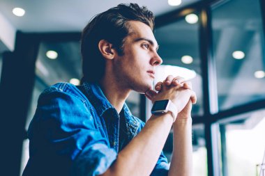 Pensive erkek programcı web sitesi için Php dil kodu hakkında düşünme işten görev üzerinde düşünme, düşünceli konsantre adam dizüstü bilgisayar ile masaüstünde oturan ve mesafe iş düşünme