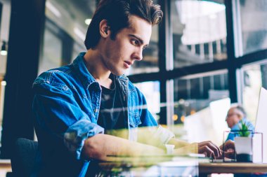 Ciddi erkek o profesyonel dizüstü bilgisayarda internet online dersleri kullanarak programlama için yeni bir dil öğrenme konsantre, adam netbook üzerinde ekran koruyucu değiştirmek için medya dosyalarını indirme